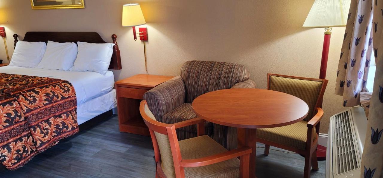 Regency Travel Inn Hayti Esterno foto